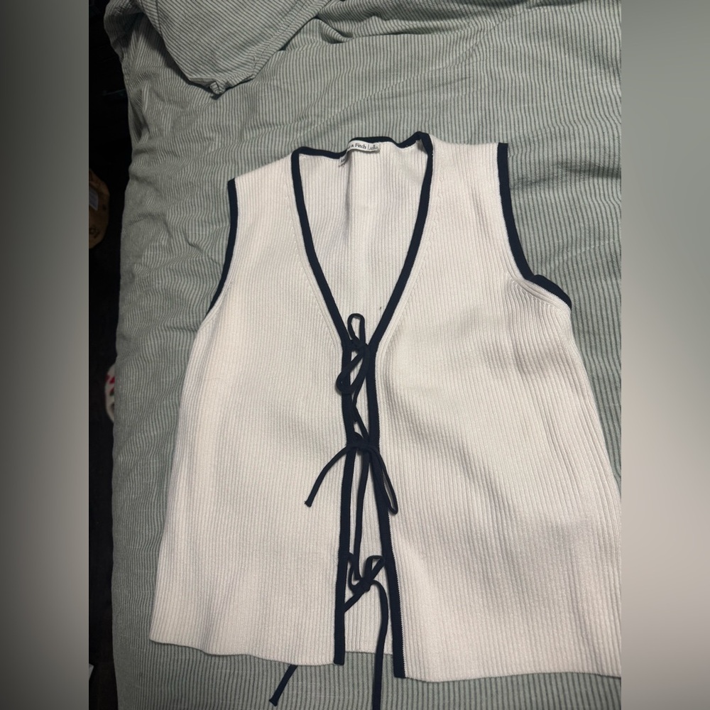 Abercrombie & Fitch 
Tie-Front V-Neck Sweater Vest